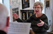 Seit zwanzig Jahren dirigiert Claudia Eberle den Kirchenchor auf der Empore der Steinacher Jakobuskirche. (Bild: Fritz Heinze)
