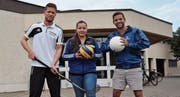 Milo Ullmann, Nicole Wellauer und Cyrill Rüegger stehen vor der Sporthalle Tellenfeld. (Bild: PD)