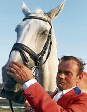 Willi Melliger und sein Schimmel Calvaro nach dem Gewinn der Silbermedaille an den Olympischen Spielen 2000 in Sydney. (Bild: KEY)