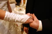 Wer wen geheiratet hat, erfahren nur noch die Obertoggenburger aus der Zeitung (Bild: Nana Do Carmo)