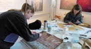 Nina Schlegel (links) porträtierte Carl Lutz, Sina Mautz entschied sich für die pakistanische Kämpferin Malala Yousafazait. (Bild: Helga Klee)