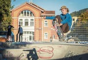 Beobachtet von jüngeren Skatern, springt Fabio Martin beim «Front Side Grab» vom Bowlrand aus eineinhalb Meter in die Höhe. (Bild: Urs Bucher)