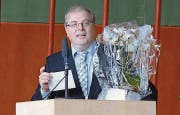 Michael Berger, Präsident der Evangelisch-reformierten Kirchgemeinde Sennwald überbrachte dem Chor ein Präsent und gute Wünsche. (Bild: Corinne Hanselmann)