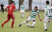 Der Kreuzlinger Lucian Dodes (grün-weiss) schnappt sich den Ball. (Bild: Mario Gaccioli)
