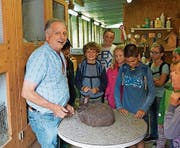 Hansruedi Messmer erklärt Besonderheiten des Kaninchens. (Bild: PD)