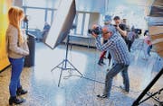 Ein Fotograf lichtet ein Model ab und wird dabei selber fotografiert. (Bild: Rudolf Steiner)