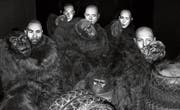 Die apokalyptisch anmutenden fünf schwarzen Figuren halten Gorillaköpfe – es handelt sich im wörtlichen Sinn also um «Menschenaffen». (Bild: PD)