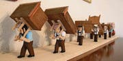 Die Reihenfolge der Träger ist vorgegeben: Zuerst die Kommoden, dann die Schränke, Tische und Stühle.