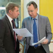 Während Philipp Müllers (r.) FDP Alternativen zur Schutzklausel sucht, droht Toni Brunners (l.) SVP mit der nächsten Initiative. (Bild: ky/Peter Schneider)