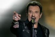 So kannten ihn seine Fans: Johnny Hallyday war einer der grössten Stars der französischen Musikszene. (Bild: Lionel Cironneau (AP))