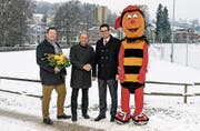 Glen Aggeler und Stefan Ries von der IG Spielinsel mit Bankleiter Simon Frehner und Raiffeisen-Biene Sumsi. (Bild: PD)