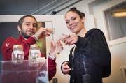 Anita Safradin und Michael Looser in ihrem Romanshorner Geschäft Hemp Basement, wo sie seit Anfang Jahr legale Cannabis Blüten (CBD Hanf) und andere Bio Hanfprodukte verkaufen. (Bild: Andrea Stalder)