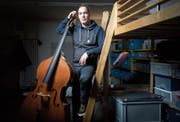 Marc Jenny in seinem Atelier. Hier übt der Künstler mit seinem Kontrabass und am Computer. (Bild: Benjamin Manser (St. Gallen, 14. Dezember 2017))