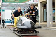 Der Weinfelder UBS-Geschäftsstellenleiter Marc Meile legt mit Bob-pilotin Sabina Hafner einen rasanten Start hin. (Bild: Mario Testa)