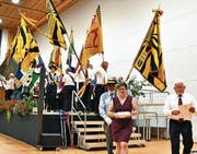 Beim Festakt am Abend: Abgang der Fahnen von der Bühne nach der Übergabe von Flo und Zertifikaten.