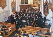 Gelungenes Adventskonzert in der katholischen Kirche Azmoos: Ökumenischer Kirchenchor Wartau und Kirchenchor Pfäfers, Streichquartett mit Imelda Biedermann, Ruth Rohrbach (beide Violine), Brigitta Bach (Viola) und Beate Reitze (Cello). (Bild: Christina Nutt)