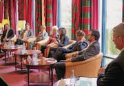 Arbeitspensen müssen flexibler werden, so der Tenor des Podiums mit Elias Kohler, Anna Warzinek, Nadja Heeb-Ackermann, Gabriela Manser, Heidi Hanselmann, Petra Jordan und Daniel Grünenfelder (von links), ganz rechts Moderator Jürg Stoop. (Bild: Reinhold Meier)