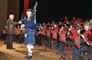 Begleitet von der Stadtmusik entführte Matthias Thür am Dudelsack die Zuhörenden in die schottischen Highlands. (Bild: Romana Riedener)