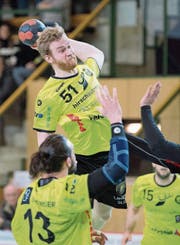 Max Höning erzielt für St. Otmar in Zürich praktisch mit dem Schlusspfiff das 20:20. (Bild: Urs Bucher)
