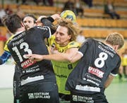 Auf verlorenem Posten: St. Otmars Amadeus Hedin bleibt in Thuns Abwehr hängen. (Bild: Benjamin Manser)