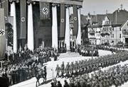 Im März 1938 paradierte die deutsche Wehrmacht auf dem Dornbirner Marktplatz. Bild: (Bild: Stadtarchiv Dornbirn)