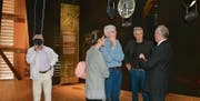 Der Präsident der Anna-Göldi-Stiftung, Walter Hauser (rechts), SRF-Redaktor und Stiftungsratsmitglied Sandro Brotz (2. von rechts) im Gespräch mit Besuchern in der Ausstellung. (Bild: Mark Schiesser)