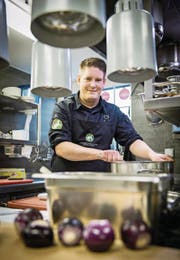 Christian Kuchler bereitet die Ochsenschwanz- und Wurzelschaumsuppe in der Küche der «Taverne zum Schäfli» zu. (Bild: Reto Martin)
