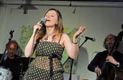 Chiara Izzi singt, Carlo Lorenzi spielt Schlagzeug und Rosario Bonaccorso zupft den Kontrabass. (Bild: Rudolf Steiner)