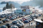 Blick auf den Parkplatz bei der Talstation der Flumserbergbahnen im Tannenboden. (Bild: Ralph Ribi)