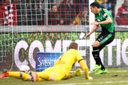 Yannis Tafer erzielt im März 2017 das Tor zum 0:2 gegen Torhüter Anton Mitryushkin (Sion) (Bild: Urs Lindt/freshfocus)