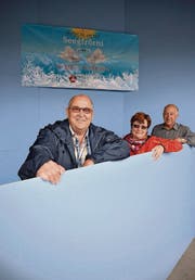 Bauchef Hansueli Weibel lehnt mit den Kulissenbauern Heidi Weibel und Armin Stäheli an ein Element. (Bild: Reto Martin)