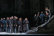Angelehnt an Luchino Viscontis Film «Il Gattopardo»: Szene aus der St. Galler «Norma», mit Levente Páll als Oroveso. (Bild: Iko Freese)