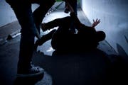 Die Täter schlugen noch auf das Opfer ein, als es schon bewusstlos am Boden lag. (Bild: Stefan Schaufelberger/Symbolbild)