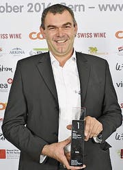 Max Zahnd mit der Auszeichnung für seinen Wein. (Bild: PD)