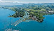 Einladender Blick auf dem Buchumschlag: Luftbild von der Mündung des Alten Rheins mit dem modernen Hafen. (Bild: Tino Dietsche)