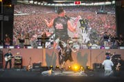 Andreas Gabalier im rappelvollen Kybunpark. (Bild: Urs Bucher)