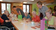 Viel Spass für Jung und Alt beim Lottomatch im Altersheim. (Bild: PD)