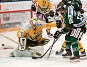 Der Anfang vom Ende: Oltens Kanadier MacGregor Sharp bezwingt Janick Schwendener im Powerplay zum 1:3. (Bild: Marc Schumacher/Freshfocus)