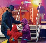 Regentanz: Wer sich trotz offener Himmelsschleusen ans Stadtfest wagte, feierte ausgelassen. Grund zur Freude hatten auch Susi und Markus Baumann, Unternehmer des Jahres (r.). (Bilder: Corina Tobler/Michel Burtscher)