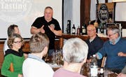 Werner Fuchs (stehend) vom Verein «malz&malt» erläutert die erste Probe, einen Glenfiddich aus Schottland. (Bild: Dieter Ritter)