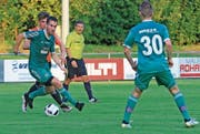 Spielertrainer Raphael Weiss (am Ball) visiert mit seinem Team die Top 3 der 4. Liga Gruppe 3 an. (Bild: Robert Kucera)