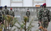 Brigadier Heinz Niederberger steht vor seinen Auszubildenden vor dem Regierungsgebäude in Herisau. (Bild: Simon Roth)