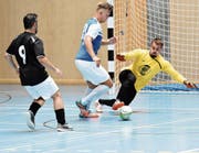 Weinfeldens Angreifer Sven Düring (blau) scheitert an Jasko Mesinovic, dem Torhüter von Futsal Club Internazionale aus Steckborn. (Bild: PF)