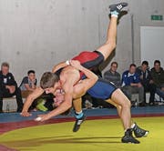 Flavio Freuler (in Blau) will auch in Brunnen seinen Gegner über die Schulter werfen. (Bild: PD)