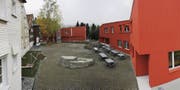 Unverkennbar die beiden in Rot gehaltenen Neubauten. Zusammen mit der bestehenden Häuserzeile ist auch ein Innenhof entstanden. (Bilder: Roger Fuchs)