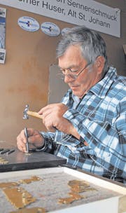 Werner Huser beim Ziselieren in seiner Werkstatt im Boden-Berg, Alt St. Johann. (Bild: Christiana Sutter)
