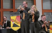 Nicole Hochreutener und Daniel Riedener beim Cornet-Solo im Stück «Tell him». (Bild: Fritz Heinze)