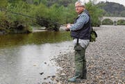 Christoph Maurer, Präsident des Fischereivereins Thur I, versucht sein Glück unterhalb der alten Thurbrücke. (Bild: Yvonne Aldrovandi-Schläpfer)