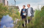 Bauherr Patrick Bücheler hält in seiner Hand die Zertifizierung, welche er von Reto Locher von der Stiftung Natur und Wirtschaft erhalten hat. (Bild: Andrea Stalder)