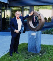 Klaus Endress enthüllt die Skulptur «Loyality & Responsibility».